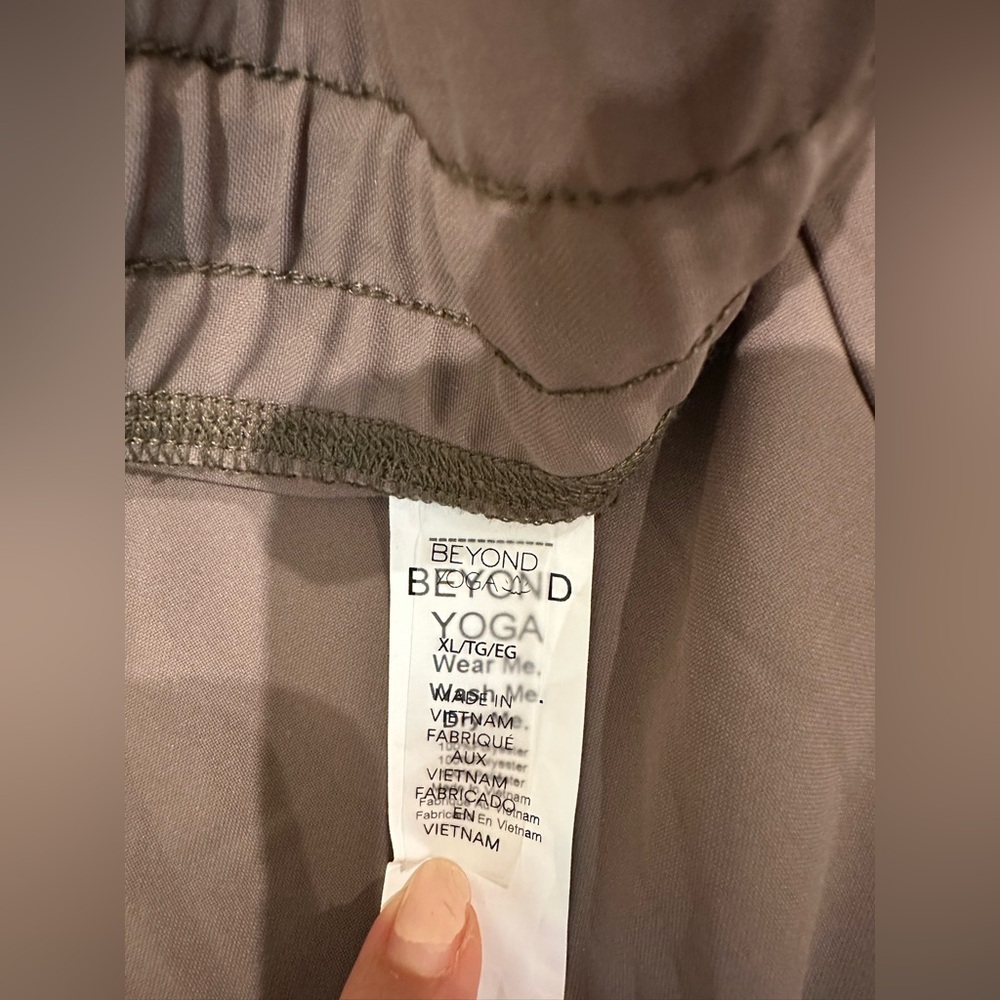 NWT Beyond Yoga Women's City Chic Cargo Pants - Picture 6 of 7